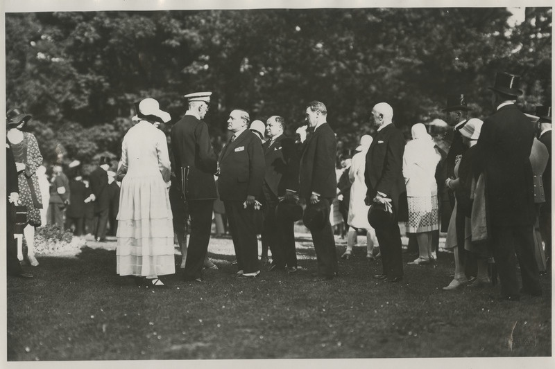 Rootsi kuningas Gustav V visiidil Eestis 27.-29.06.1929, aiapidu Kadriorus, kuningas kõnelemas näitleja Paul Pinnaga