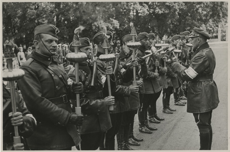 Võidupüha tähistamine Tallinnas 23.06.1937, maakondadesse tuld viivate mootorratturite tõrvikud süüdatakse Kadrioru lossi ees