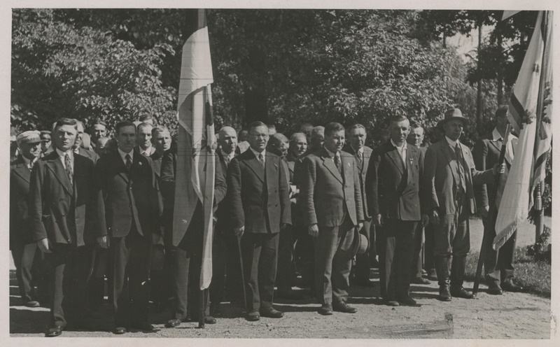 Võidupüha tähistamine Tartus 23.06.1935, sõjainvaliidid oma lippudega Vabaduse puiestikus vabaõhuaktusel