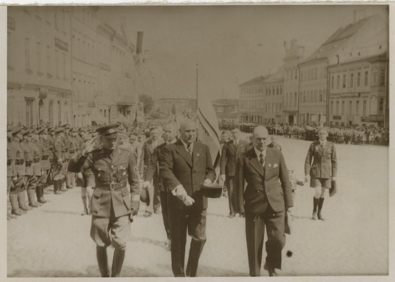 Sõjainvaliidide päeva tähistamine Tartus 19.05.1935, paraad Raekoja platsil