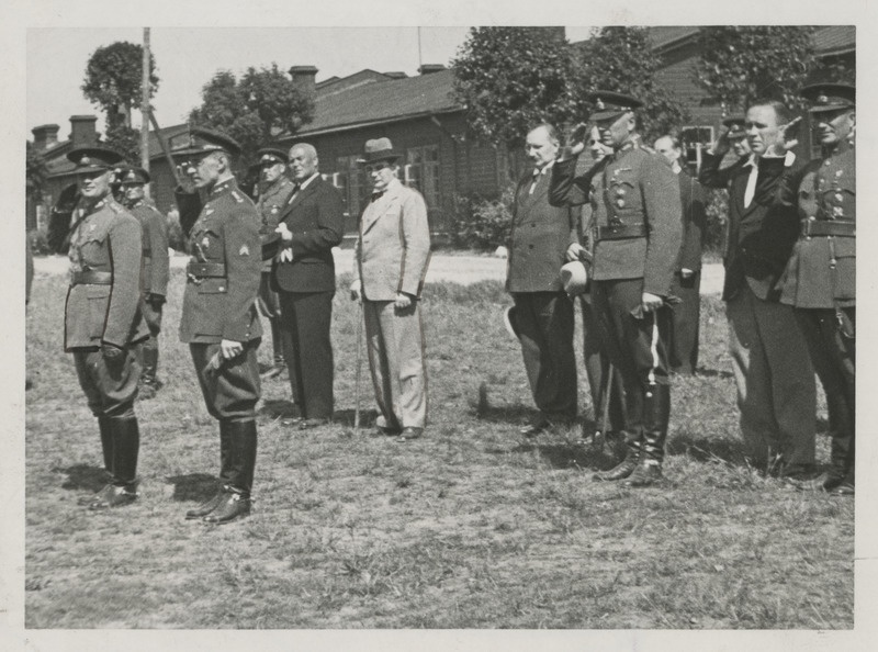 Tartu koolinoorte riigikaitseõppuste lõpuparaad Lembitu kasarmute väljakul 12.06.1936, diviisiülem ja külalised paraadi jälgimas
