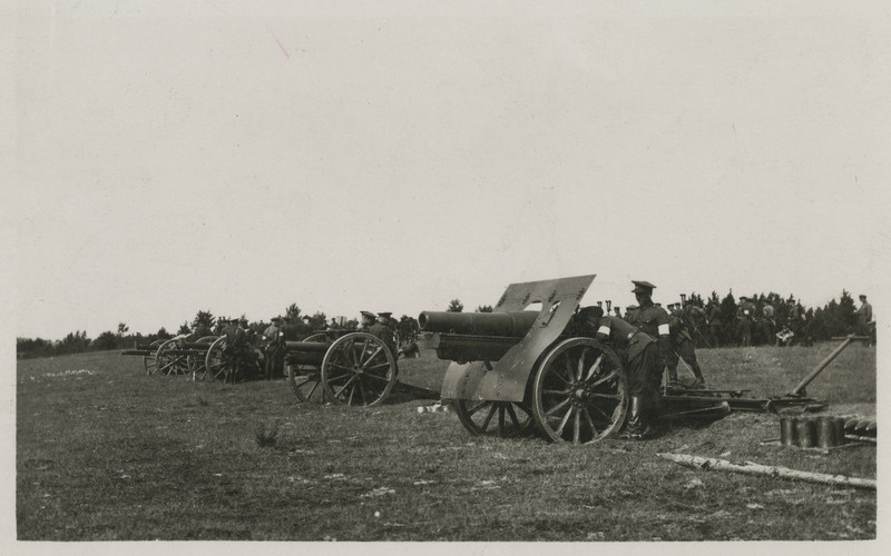 Suurtükiväe suvine lahinglaskmine, esiplaanil raskehaubits Schneider-Putilov 152 mm M1909