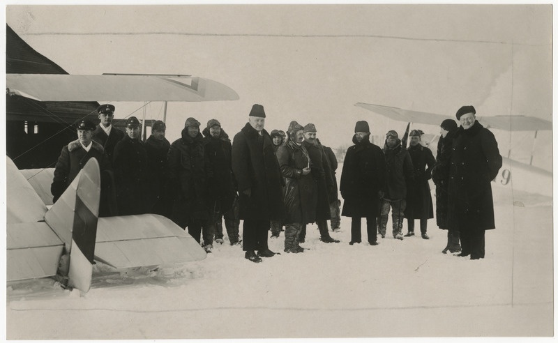 Lennuasjanduse populariseerimiseks Eesti kaitseväe poolt korraldatud õppe- ja propaganda-ringlend 02.-07.03.1931, kaitseväe lennukid, lendurid ja Tartu linna esindajad Tartu aerodroomil