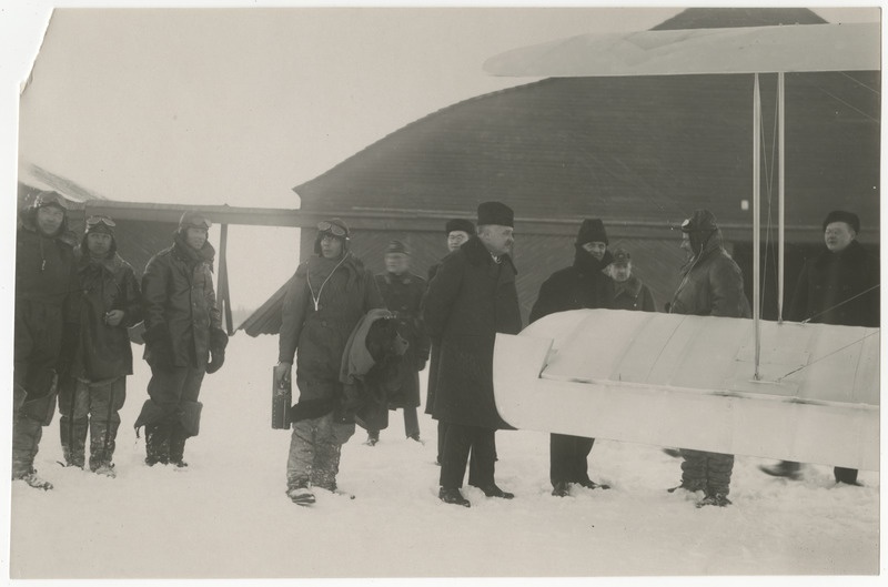 Lennuasjanduse populariseerimiseks Eesti kaitseväe poolt korraldatud õppe- ja propaganda-ringlend 02.-07.03.1931, kaitseväe lennukid, lendurid ja Tartu linna esindajad Tartu aerodroomil