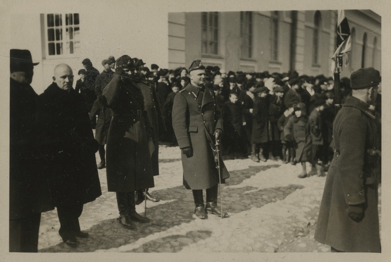 Petseri vabastamise 17. aastapäeva tähistamine 29.03.1936, kolonel August Traksmaa Vabaduse ja Kiriku tänavate vahelisel platsil paraadi vastu võtmas