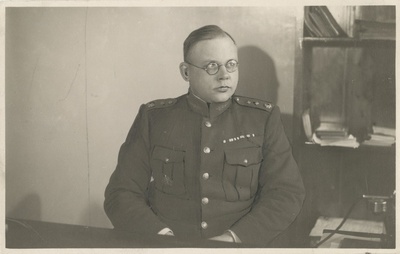 2. Soomusrongide rügemendi ülem kolonel Emil Kursk oma kabinetis töölaua taga  duplicate photo