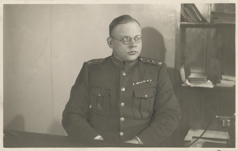 2. Soomusrongide rügemendi ülem kolonel Emil Kursk oma kabinetis töölaua taga