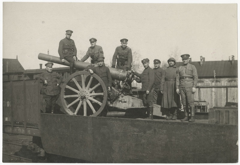 Laiarööpmelise soomusrongi nr. 4 suurtükiplatvorm "Suur Tõll" meeskond suvel 1919