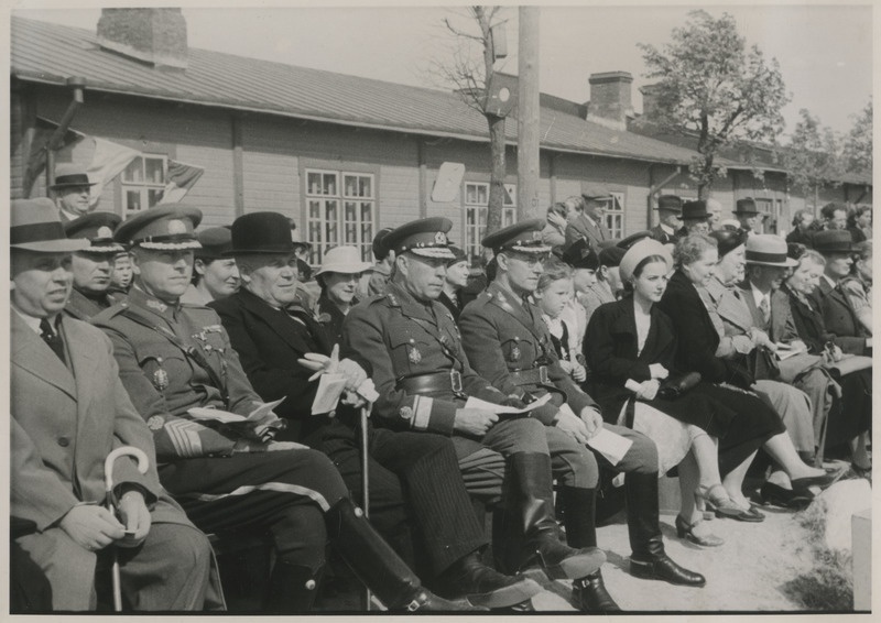 Aukülalised ratsarügemendi ratsavõistlustel Tartus Lembitu kasarmute väljakul