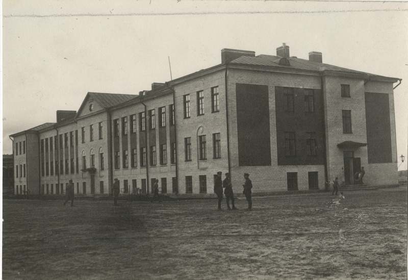 Vaade 7. jalaväerügemendi Taara kasarmutele Võrus, 1926. aastal valminud esimene kasarmuhoone, vasakul taga näha järgmise kasarmu ehitust