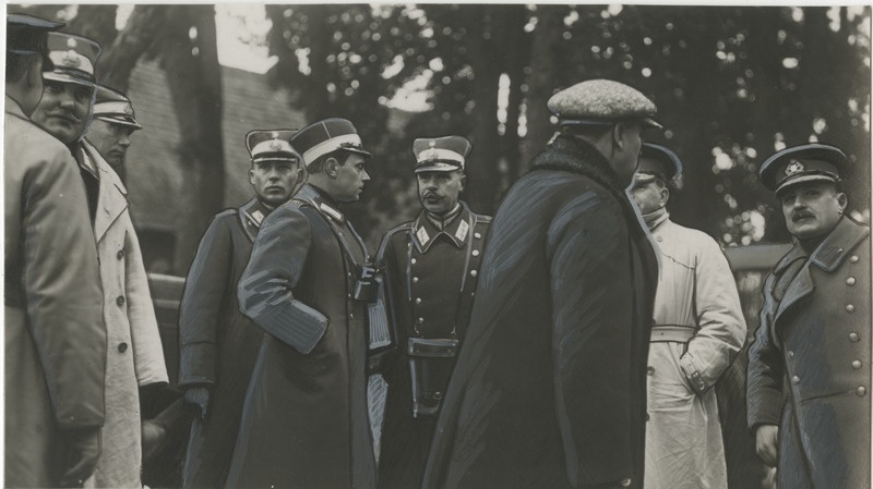 Eesti Kaitseväe suurõppus "Voldi manööver" 20.-22.09.1930, kaitseminister Oskar Köster välisriikide sõjaväelastega vestlemas