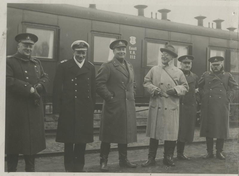 Eesti Kaitseväe suurõppus "Voldi manööver" 20.-22.09.1930, kõrgemad ohvitserid Tabivere raudteejaamas. Vasakult: sanitaarkindralmajor Arthur Lossmann, merejõudude juhataja kontradmiral Hermann Salza, korraldusvalitsuse ülem kolonel Rudolf Reimann, Riigikontrolli sõjaväeosakonna juhataja Martin Kelder, kindralmajor Otto Heinze ja kindralmajor Ernst Põdder