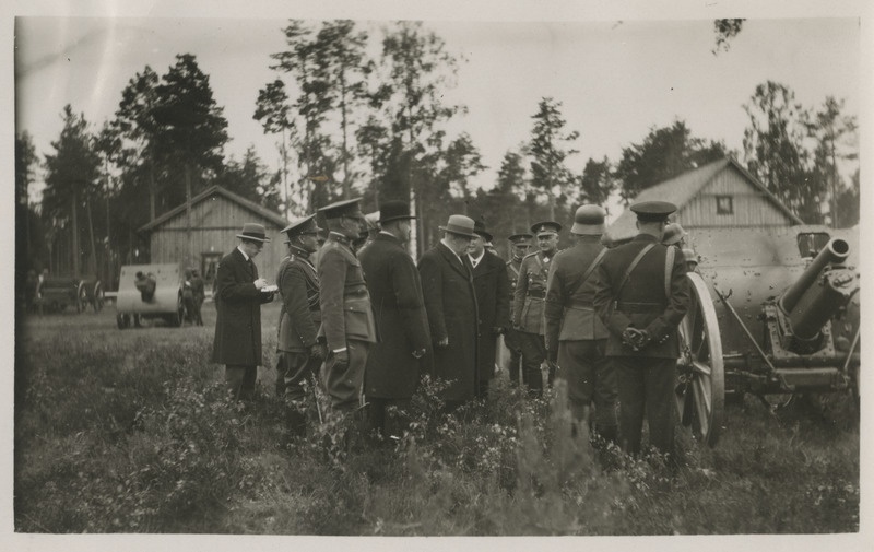 Soome president Pehr Evind Svinhufvud kaitseväe Jägala suurtükiväelaagrit külastamas