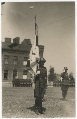 Sõjakooli lipu õnnistamine ning üleandmine 20.06.1929 Tondil, Sõjakooli ülem kolonel Verner Trossi üleantud lipuga  duplicate photo