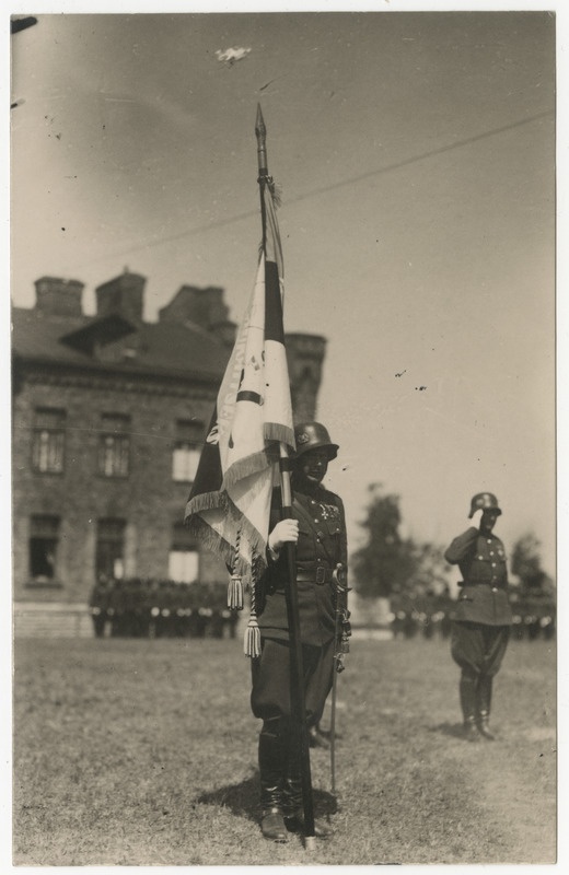 Sõjakooli lipu õnnistamine ning üleandmine 20.06.1929 Tondil, Sõjakooli ülem kolonel Verner Trossi üleantud lipuga