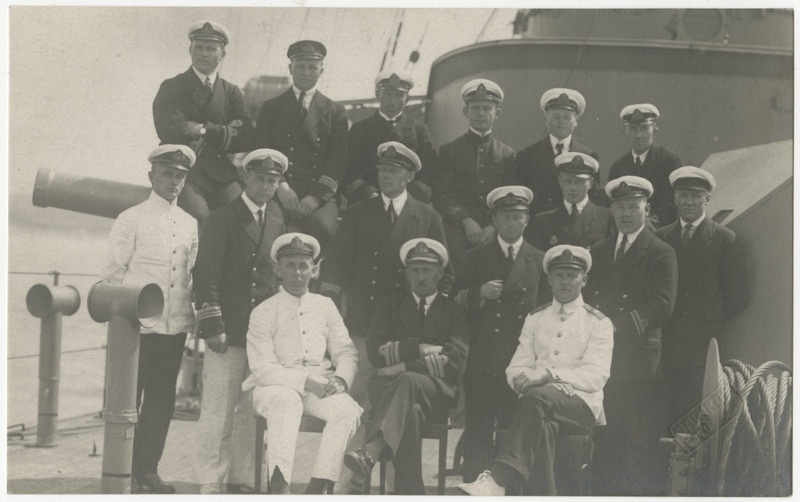 Vabadussõda, suurtükilaeva Lembit ohvitserid laevadekil, ees keskel komandör Jaan Klaar