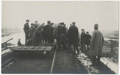 Vabadussõda, laiarööpmelise soomusrongi nr. 1. töökomando lõhutud raudteed parandamas  duplicate photo
