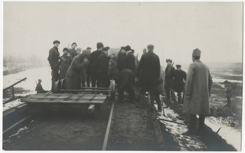 Vabadussõda, laiarööpmelise soomusrongi nr. 1. töökomando lõhutud raudteed parandamas