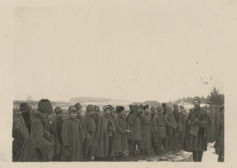 Vabadussõda, vangi võetud punaväelased Voldis. Paremal servas kapten Karl Parts