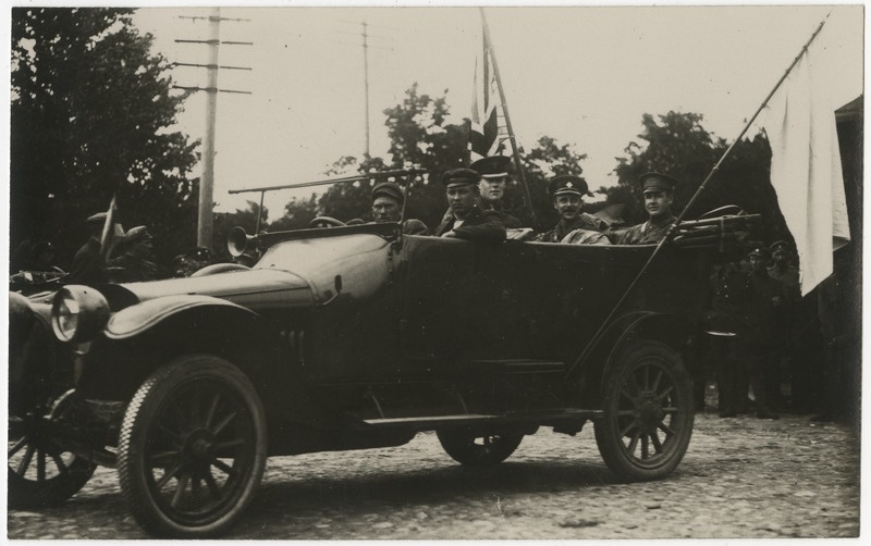 Landeswehri sõda, Landeswehri rahusaatkond Rodenpoisis 03.07.1919. Auto küljes parlamentääri valge lipp ja Suurbritannia lipp, auto tagaistmel vasakul briti kolonel Stephen Tallents