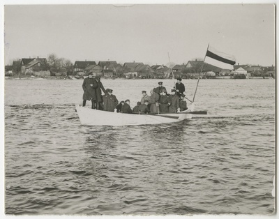 Eesti sõdurid teel Vasknarvast paadiga üle Narva jõe Skamjasse Narva-tagust üle võtma pärast Tartu rahulepingu jõustumist  duplicate photo