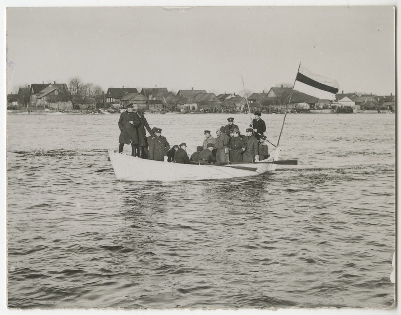 Eesti sõdurid teel Vasknarvast paadiga üle Narva jõe Skamjasse Narva-tagust üle võtma pärast Tartu rahulepingu jõustumist