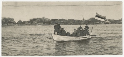 Eesti sõdurid teel Vasknarvast paadiga üle Narva jõe Skamjasse Narva-tagust üle võtma pärast Tartu rahulepingu jõustumist  duplicate photo