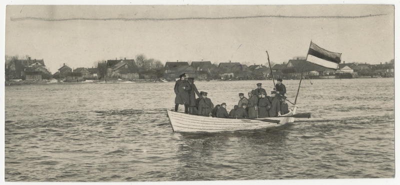 Eesti sõdurid teel Vasknarvast paadiga üle Narva jõe Skamjasse Narva-tagust üle võtma pärast Tartu rahulepingu jõustumist