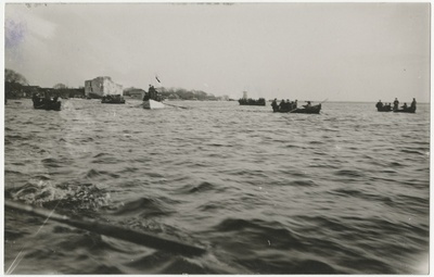 Eesti sõdurid teel Vasknarvast paatidega üle Narva jõe Skamjasse Narva-tagust üle võtma pärast Tartu rahulepingu jõustumist  similar photo