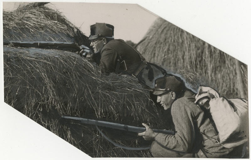 Kaitseliidu suurõppus Antsla manöövrid 29.09.-01.10.1933, kaitseliitlased heinakuhjas Vaabina mõisa lähedal