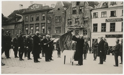 Kaitseliidu Tallinna maleva Põhja malevkonnale lipu annetamine Tallinnas Raekoja platsil 25.06.1929, õpetaja Aleksander Kapp lippu õnnistamas  duplicate photo