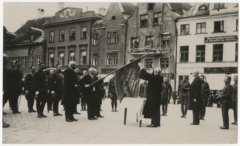 Kaitseliidu Tallinna maleva Põhja malevkonnale lipu annetamine Tallinnas Raekoja platsil 25.06.1929, õpetaja Aleksander Kapp lippu õnnistamas