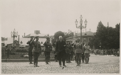 Riigivanem Jaan Teemant Vabaduse platsil kaitseliitlastele kõnelemas  similar photo