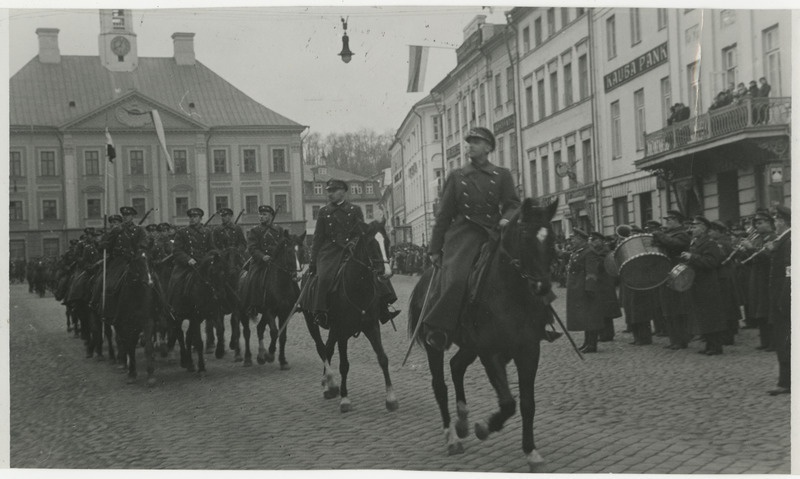 Kaitseliidu Tartu maleva ratsaeskadron paraadil Tartu Raekoja platsil, taustal raekoda