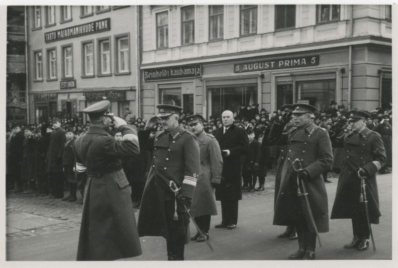 Kaitseliidu Tartu maleva 20. aastapäeva tähistamine Tartus Raekoja platsil 06.11.1937, Tartu maleva pealik kolonel Hugo Kulbok kindralleitnant Johan Laidonerile raporteerimas