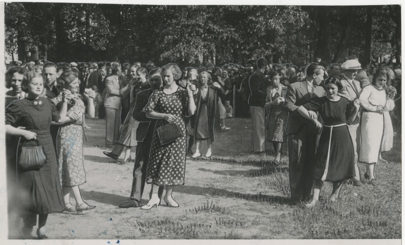 Kaitseliidu Tartu maleva ja Naiskodukaitse Tartu ringkonna kevadpidustused Raadi pargis 06.06.1938, rahvas tantsimas