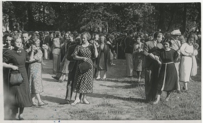 Kaitseliidu Tartu maleva ja Naiskodukaitse Tartu ringkonna kevadpidustused Raadi pargis 06.06.1938, rahvas tantsimas  duplicate photo