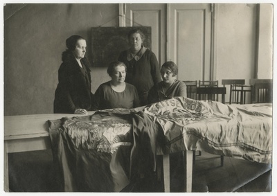 Kaitseliidu Tartu maleva lipu valmistamine Tartu naisseltsi töökojas. Istuvad (pahemalt paremale): pr. Männik, pr. Saral. Seisavad: p. Hauakivi, pr. Paldrock  duplicate photo
