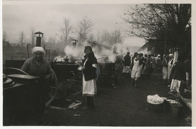 Tartu/Tartumaa jaoskonna naiskodukaitsjad väliköökide juures askeldamas  duplicate photo