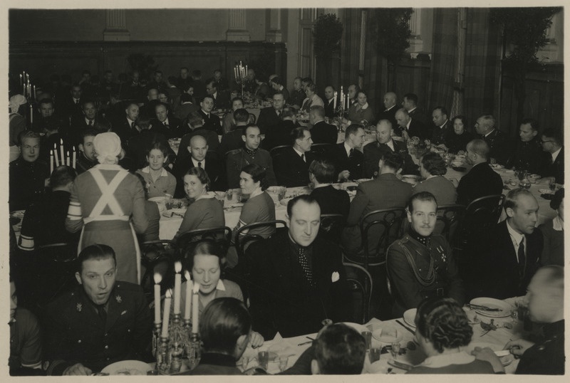 Kaitseliidu Tartu maleva pealiku Hugo Kulboki ja sekretäri J. Saarmaa ametist lahkumise puhul korraldatud koosviibimine maleva ruumides 07.10.1938, külalised peaolauas