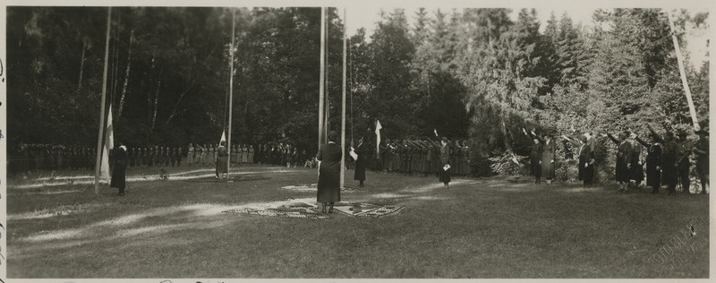 Eesti gaidide üleriigiline suvelaager Kiidjärvel 28.06.-06.07.1936, laagri avamine lippude heiskamisega, gaidid lippe tervitamas