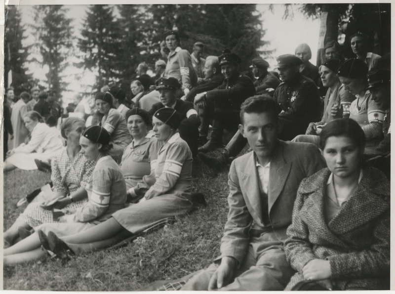 Naiskodukaitsjad ja kaitseliitlased kuusede all murul istumas