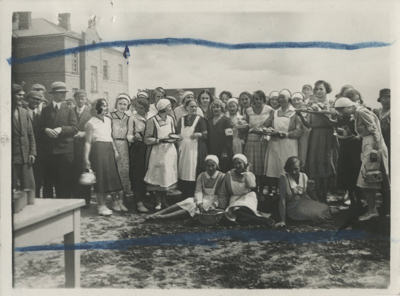 Tartu kesk- ja kutsekoolide abiturientide kaitsevälised õppused 30.05.-07.06.1932, naiskodukaitsjad ja saksa gümnaasiumi õpilased toitu lauale kandmas