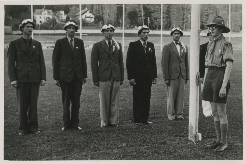 Laskmise maailmameistrivõistlused Luzernis Šveitsis, individuaalselt sõjapüssist laskmise võitjate autasutamine 08.07.1939. Vasakult esimene lamades III koha saavutanud Kristjan Vilberg, viies põlvelt III koha saavutanud Peeter Karu