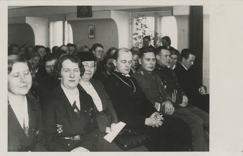 Eesti Gaidide Maleva juhtidekooli avaaktus Tartus 03.01.1937, istuvad vasakult: gaidide kogu juhataja ja juhtidekooli üldjuht gdr. L. Juske, Eesti gaidide peavanem pr. E. Hünerson, Tartu gaidide maleva vanem pr. S. Tõnisson, õpetaja H. Haamer, noorte üldjuht kolonel J. Vellerind, Tartu skautide maleva juht kapten K. Raamat, skautide peastaabi liige H. Michelson