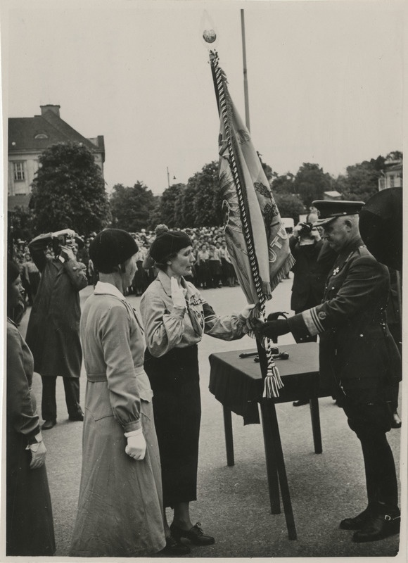 Noorte Kotkaste Harju maleva ja Kodutütarde Harju ringkonna lipupidustused Tallinnas Vabaduse väljakul 06.06.1937, kindralleitnant Johan Laidoner  Kodutütarde Harju ringkonna esindajale lippu üle andmas