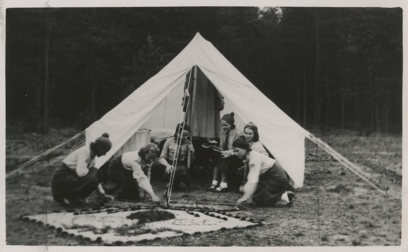 Kodutütred laagris telgi ees