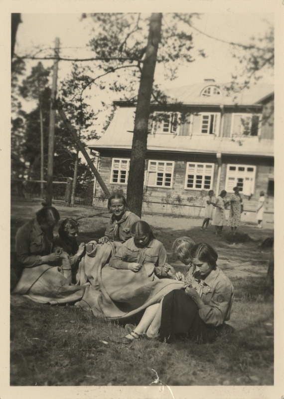 Kodutütarde suvekodu Võru algkoolis 06.-07.1937, kodutütred riigivanemale 20. iseseisvuspäevaks seinavaipa valmistamas