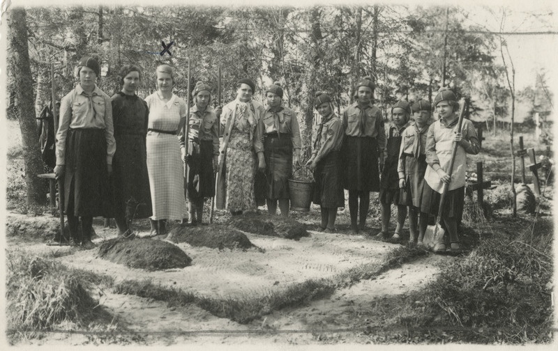 Laiuse Mõisavälja algkooli kodutütarde rühm Laiuse apostelliku õigeusu kalmistul Vabadussõjas langenute haudu korrastamas, ristiga märgitud instruktor prl. M. Lepik