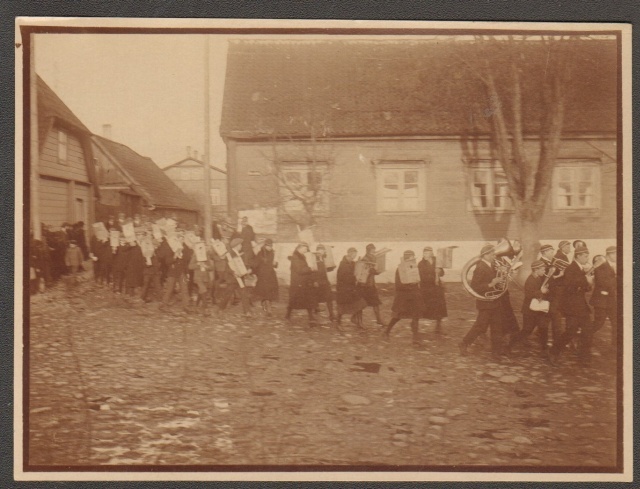 foto, Paide Ühisgümnaasiumi õpilased rongkäigus linnupuuridega 1930-ndad